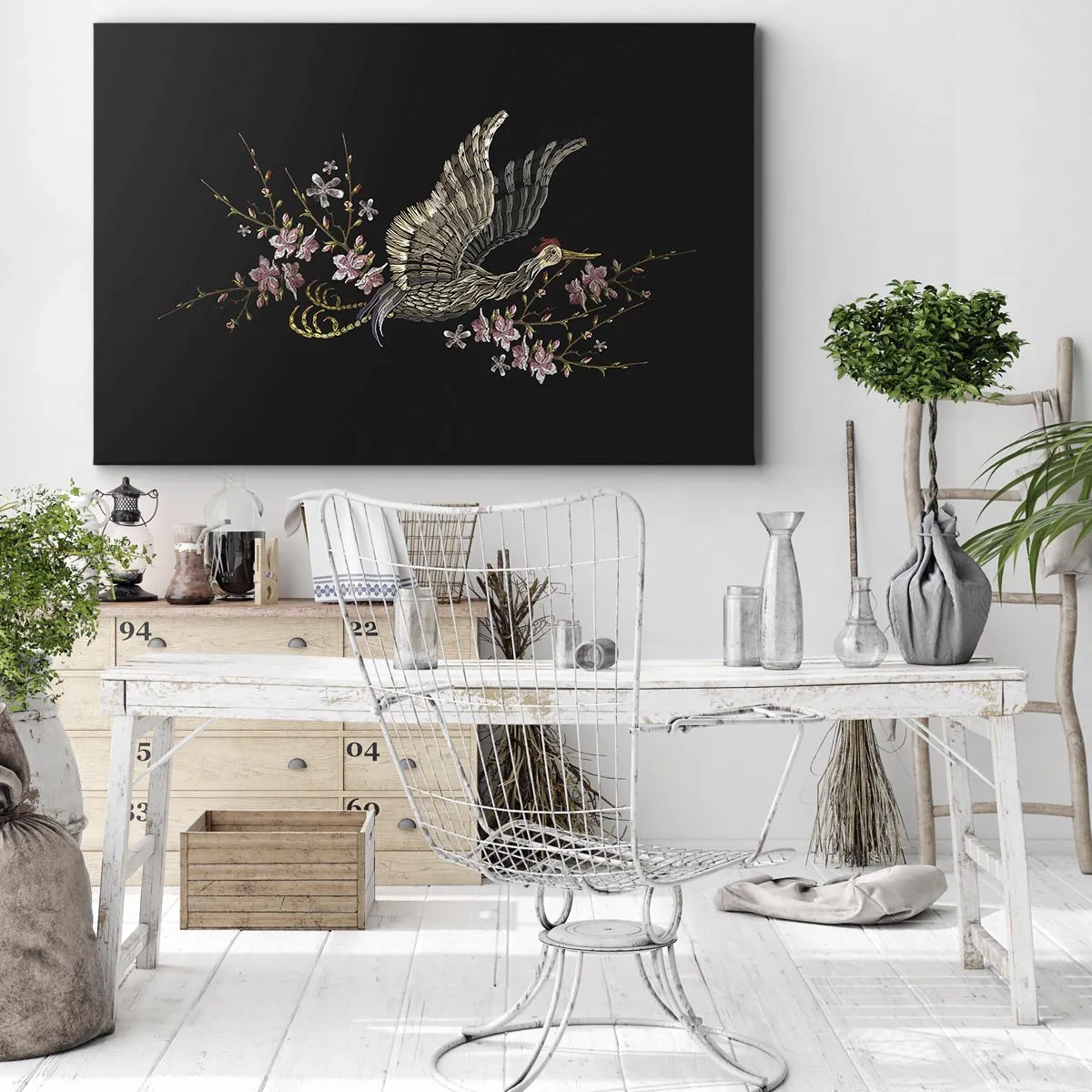 Canvastavla - Bild på duk - En fågel i flykt med blommor mot svart bakgrund - 70x50cm - Exotisk, broderad fågel - Modern väggdekoration för vardagsrum och sovrum ARTTOR
