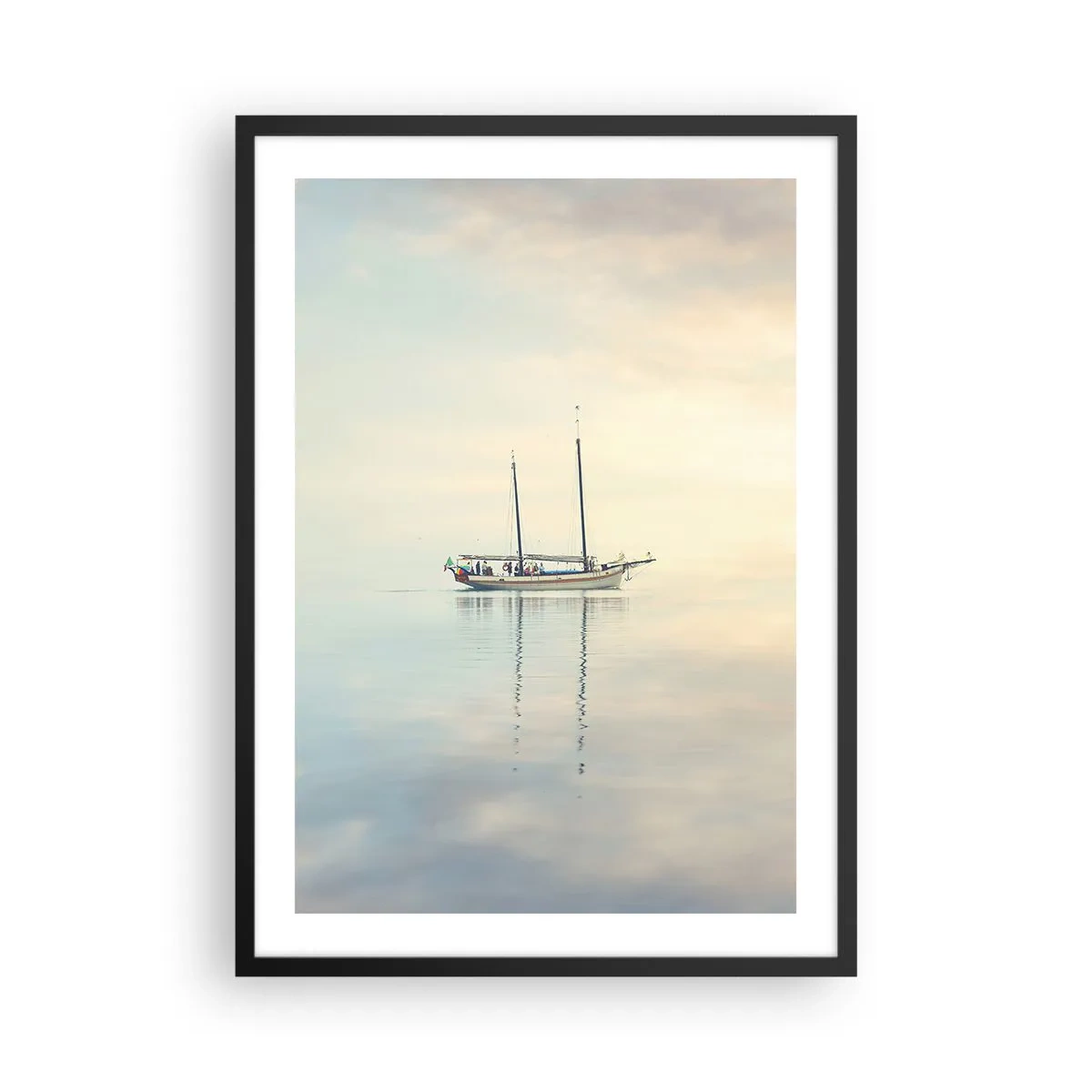 Affisch i svart ram - Ett skepp på ett lugnt hav med en mild reflektion - 50x70cm - I ett hav av tystnad - Modern väggdekoration för vardagsrum och sovrum ARTTOR