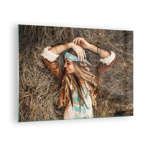 Glastavla - Bild på glas - Boho stil kvinna liggande i hö leende - 70x50cm - På väg till kärlekens sommar - Modern väggdekoration för vardagsrum och sovrum ARTTOR