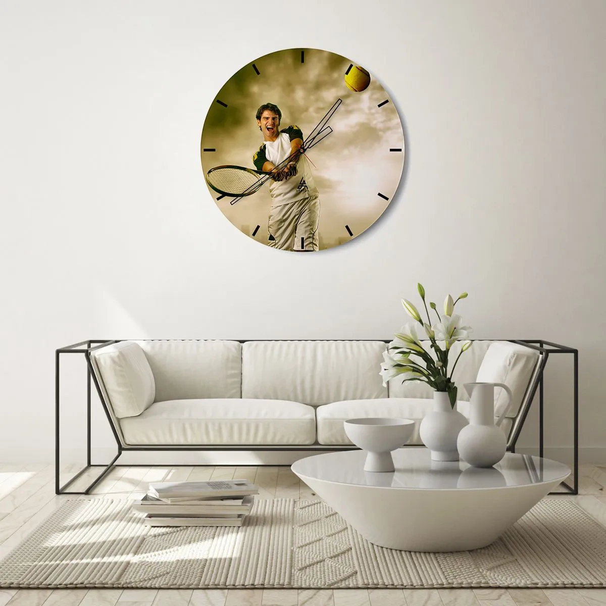 Väggklocka - Klocka på glas - En tennisspelare som slår bollen mot en gyllene himmel - 30x30cm - Energi och glädje - Modern väggdekoration för vardagsrum, kök och sovrum ARTTOR
