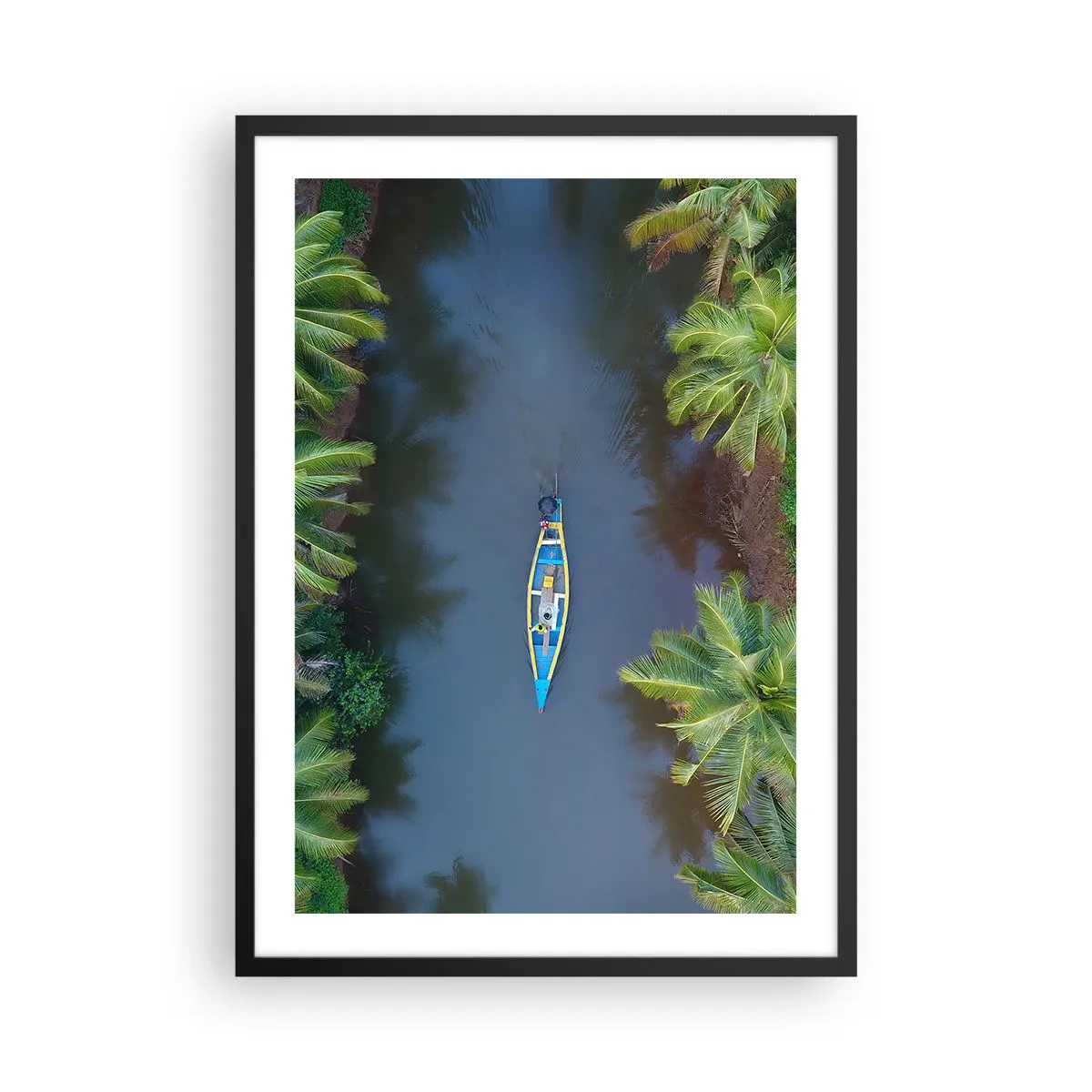 Affisch i svart ram - Flygfoto över en båt som flyter på en tropisk flod - 50x70cm - På en tropisk stig - Modern väggdekoration för vardagsrum och sovrum ARTTOR