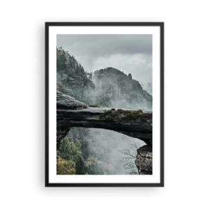 Affisch i svart ram - Ett fotografi av en mystisk klippbro höljd i dimma i ett bergslandskap. - 50x70cm - Äventyret är på väg att börja - Modern väggdekoration för vardagsrum och sovrum ARTTOR