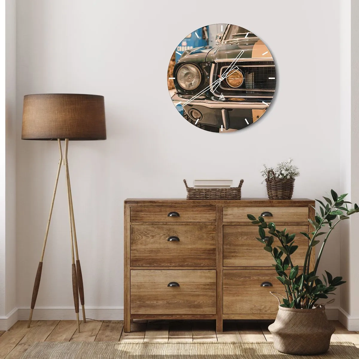 Väggklocka - Klocka på glas - Närbild av en klassisk amerikansk muskelbil - 30x30cm - Ett möte med legenden - Modern väggdekoration för vardagsrum, kök och sovrum ARTTOR