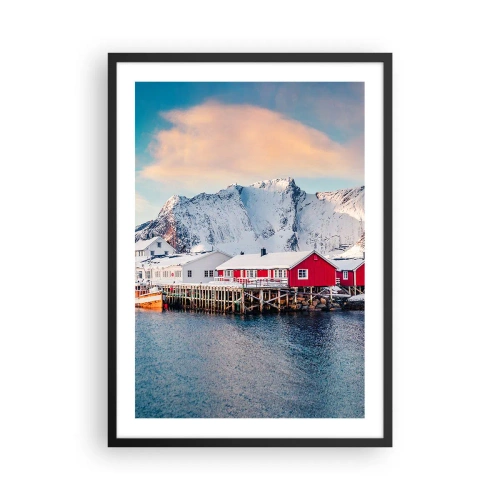 Affisch i svart ram - Skandinaviska hus mot bakgrund av snöklädda berg och lugnt vatten - 50x70cm - Nordligt gömställe - Modern väggdekoration för vardagsrum och sovrum ARTTOR