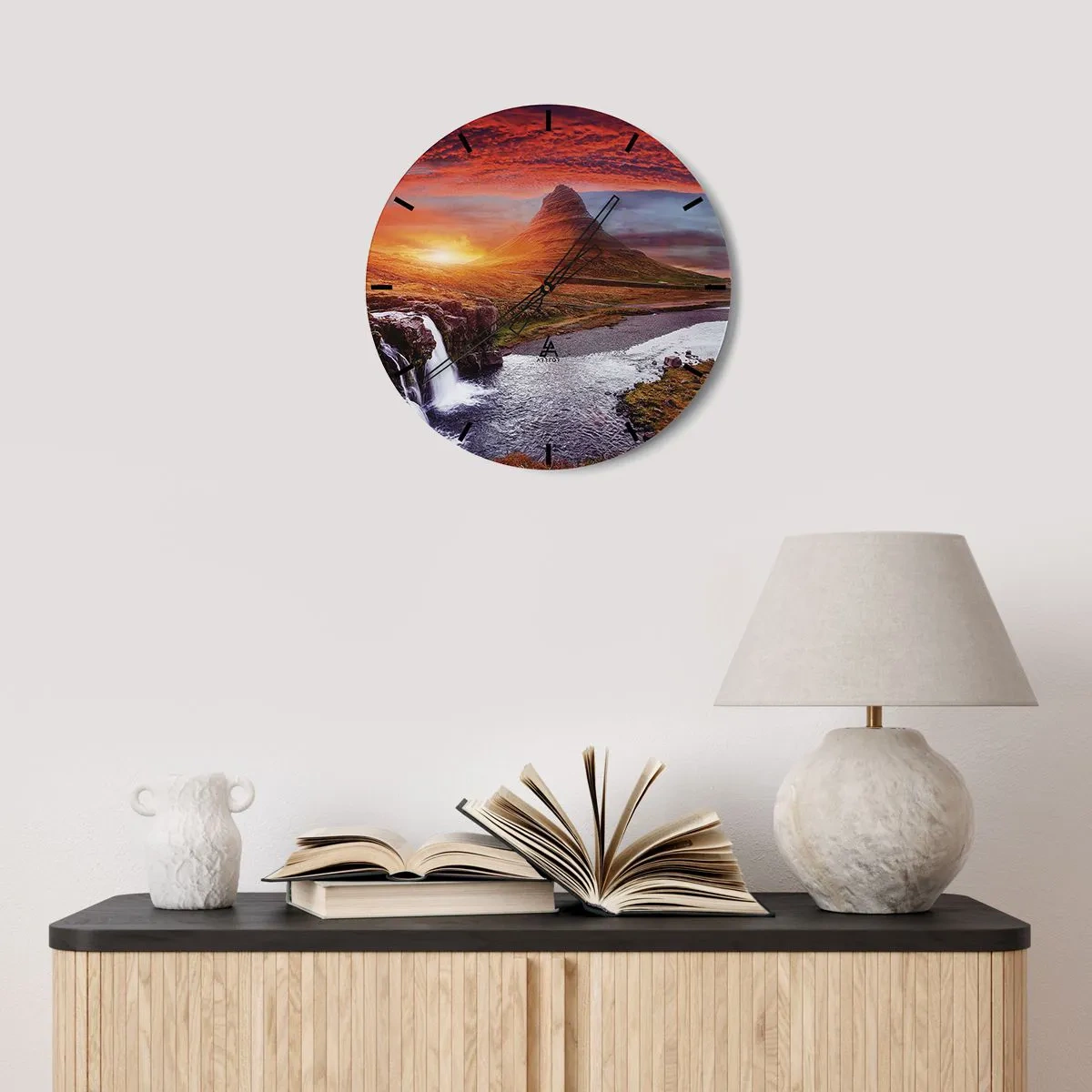 Väggklocka - Klocka på glas - Ett pittoreskt landskap med ett berg, ett vattenfall och en solnedgång - 30x30cm - Utsikt över Midgård - Modern väggdekoration för vardagsrum, kök och sovrum ARTTOR