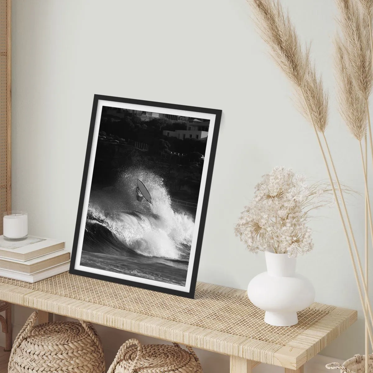 Affisch i svart ram - Svartvit surfare i aktion på grova vågor - 50x70cm - Utmaning accepterad! - Modern väggdekoration för vardagsrum och sovrum ARTTOR