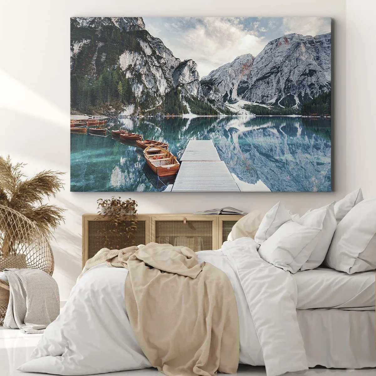 Canvastavla - Bild på duk - En sjö med båtar omgiven av berg - 70x50cm - Vi visar dig skönhet - Modern väggdekoration för vardagsrum och sovrum ARTTOR