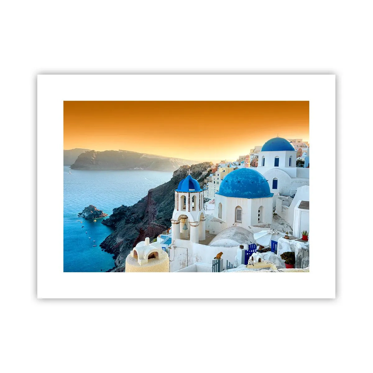 Affisch - Santorini - inbäddat i berg - 40x30 cm