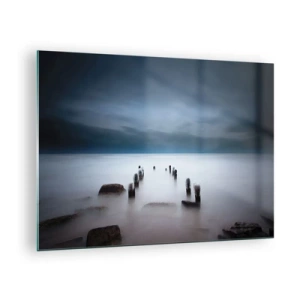 Glastavla - Bild på glas - Atmosfäriskt kustlandskap med träpålar - 70x50cm - Fundersam sjö - Modern väggdekoration för vardagsrum och sovrum ARTTOR
