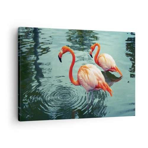 Canvastavla - Bild på duk - Två flamingos i det lugna vattnet som speglar deras omgivning - 70x50cm - Nu är vi på modet - Modern väggdekoration för vardagsrum och sovrum ARTTOR