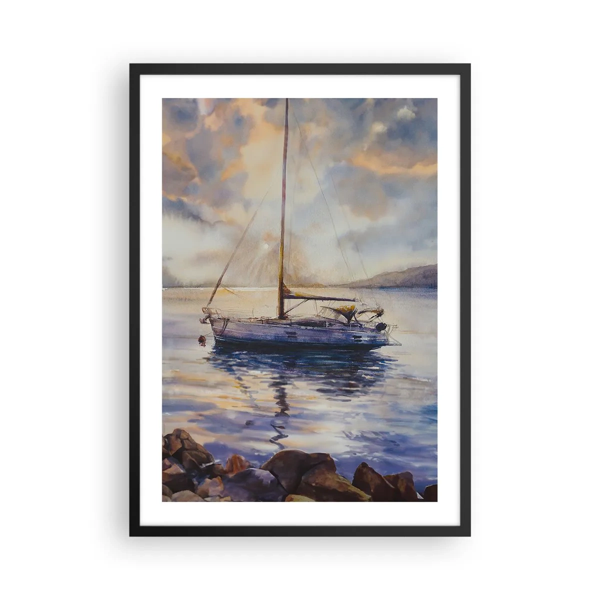 Affisch i svart ram - En segelbåt på lugnt vatten i solnedgångsljuset - 50x70cm - Kväll i viken - Modern väggdekoration för vardagsrum och sovrum ARTTOR