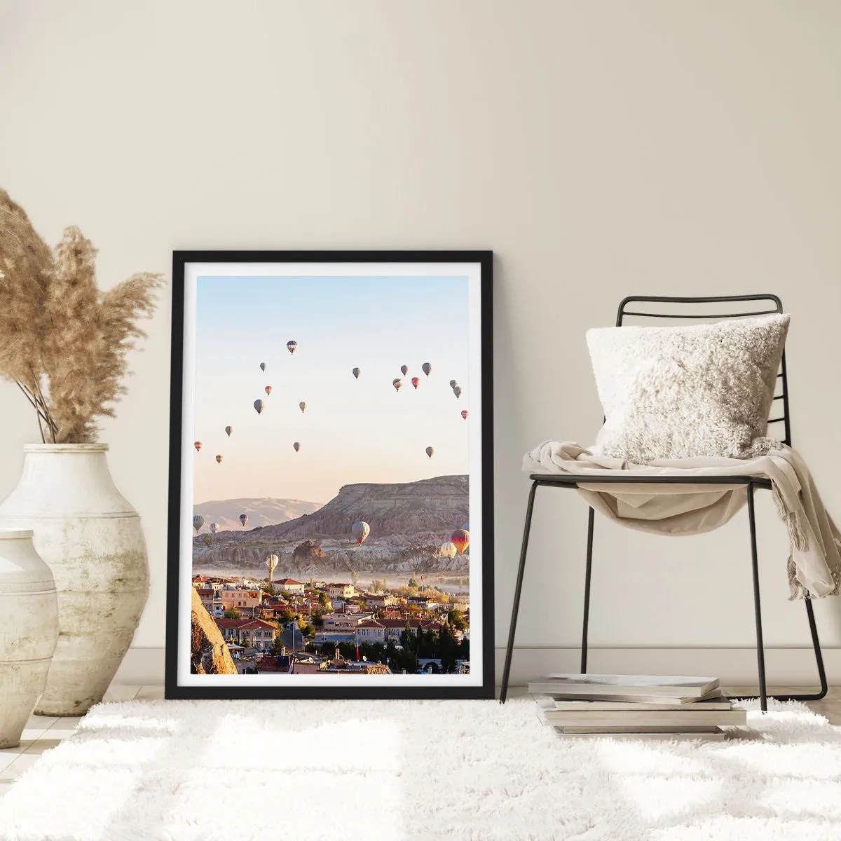 Affisch i svart ram - Ballonger som svävar över Kappadokien i gryningen - 50x70cm - Som båtar på himlen - Modern väggdekoration för vardagsrum och sovrum ARTTOR