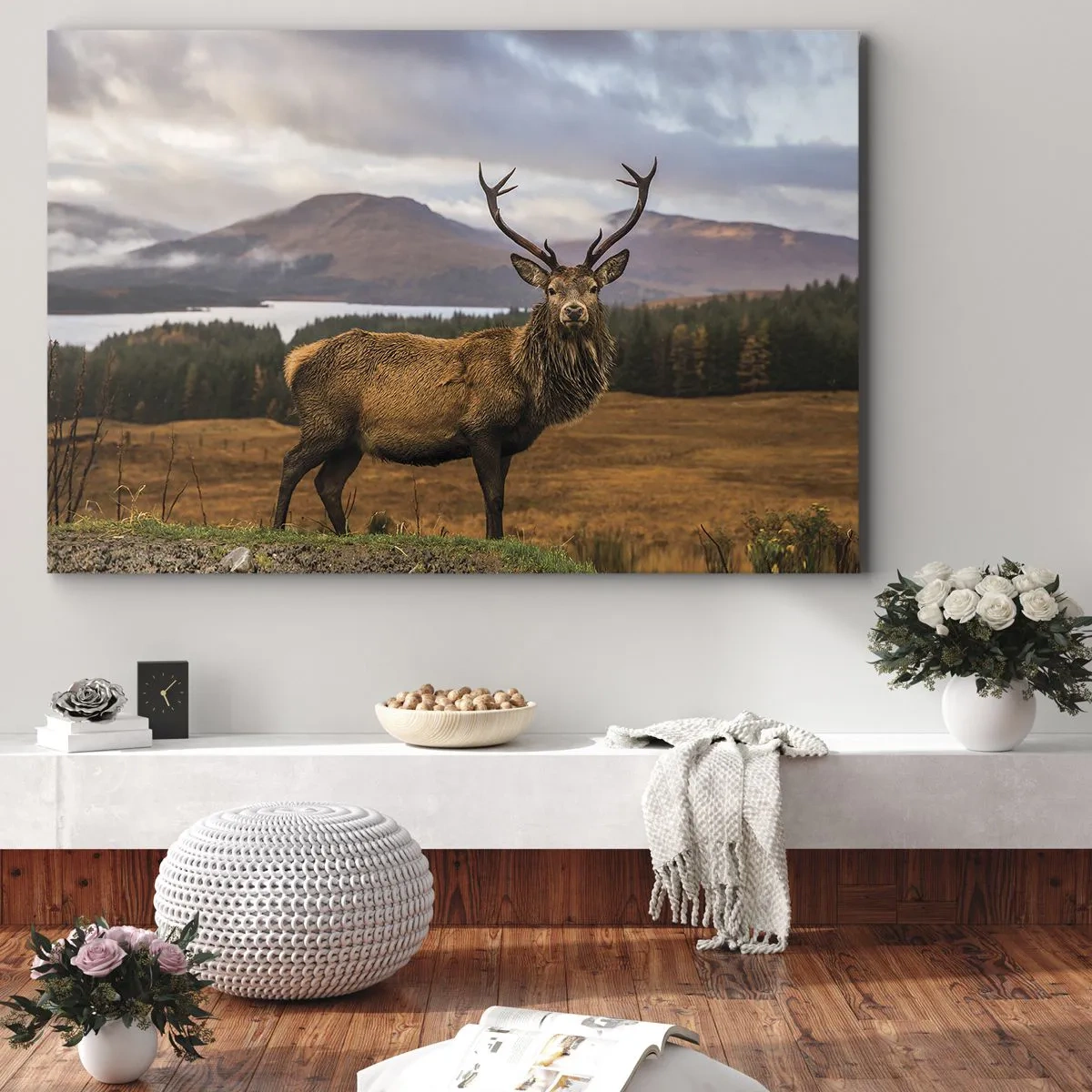 Canvastavla - Bild på duk - En hjort mot bakgrund av ett bergslandskap med sjöar och skog - 70x50cm - Naturens majestät - Modern väggdekoration för vardagsrum och sovrum ARTTOR