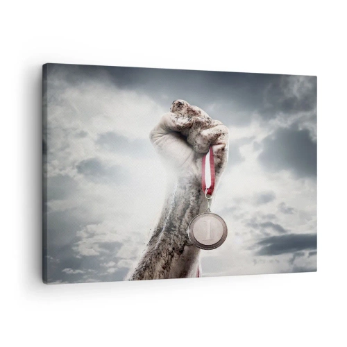 Canvastavla - Bild på duk - En hand upphöjd med en medalj mot en molnig himmel - 70x50cm - Per aspera ad astra - Modern väggdekoration för vardagsrum och sovrum ARTTOR