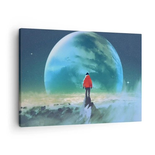 Canvastavla - Bild på duk - En man i röd jacka står framför en stor planet med stjärnor i bakgrunden. - 70x50cm - Upptäckare av en ny jord - Modern väggdekoration för vardagsrum och sovrum ARTTOR