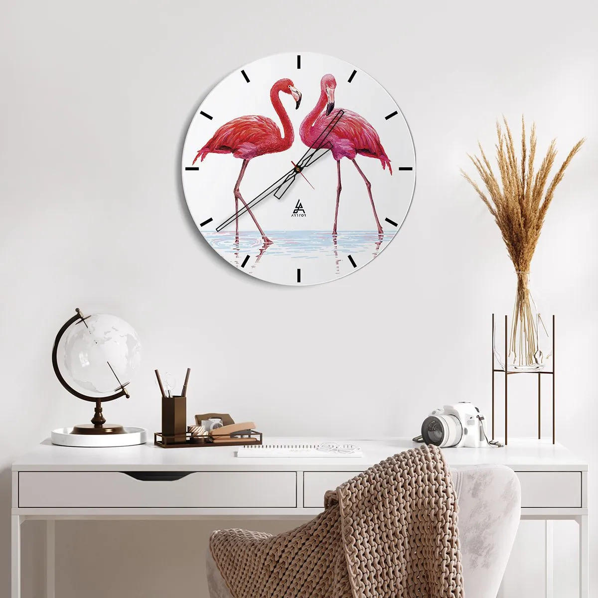 Väggklocka - Klocka på glas - Två rosa flamingos som står i vattnet - 30x30cm - Rosa rendez-vous - Modern väggdekoration för vardagsrum, kök och sovrum ARTTOR