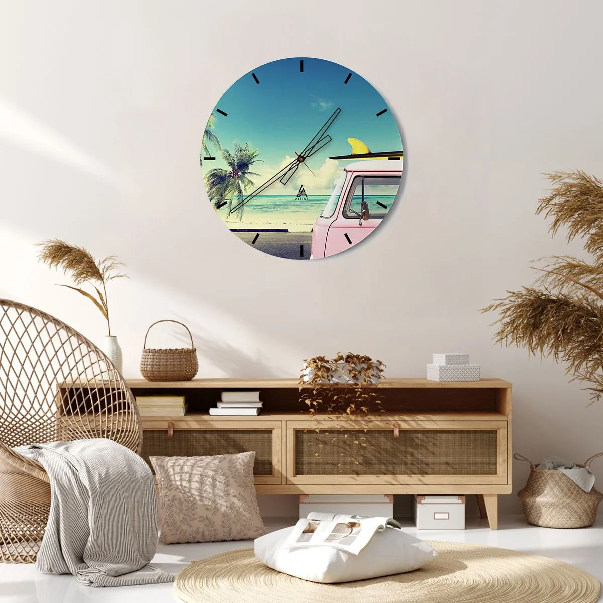 Väggklocka - Klocka på glas - Rosa skåpbil med surfbräda på stranden - 30x30cm - Dags att börja semester - Modern väggdekoration för vardagsrum, kök och sovrum ARTTOR