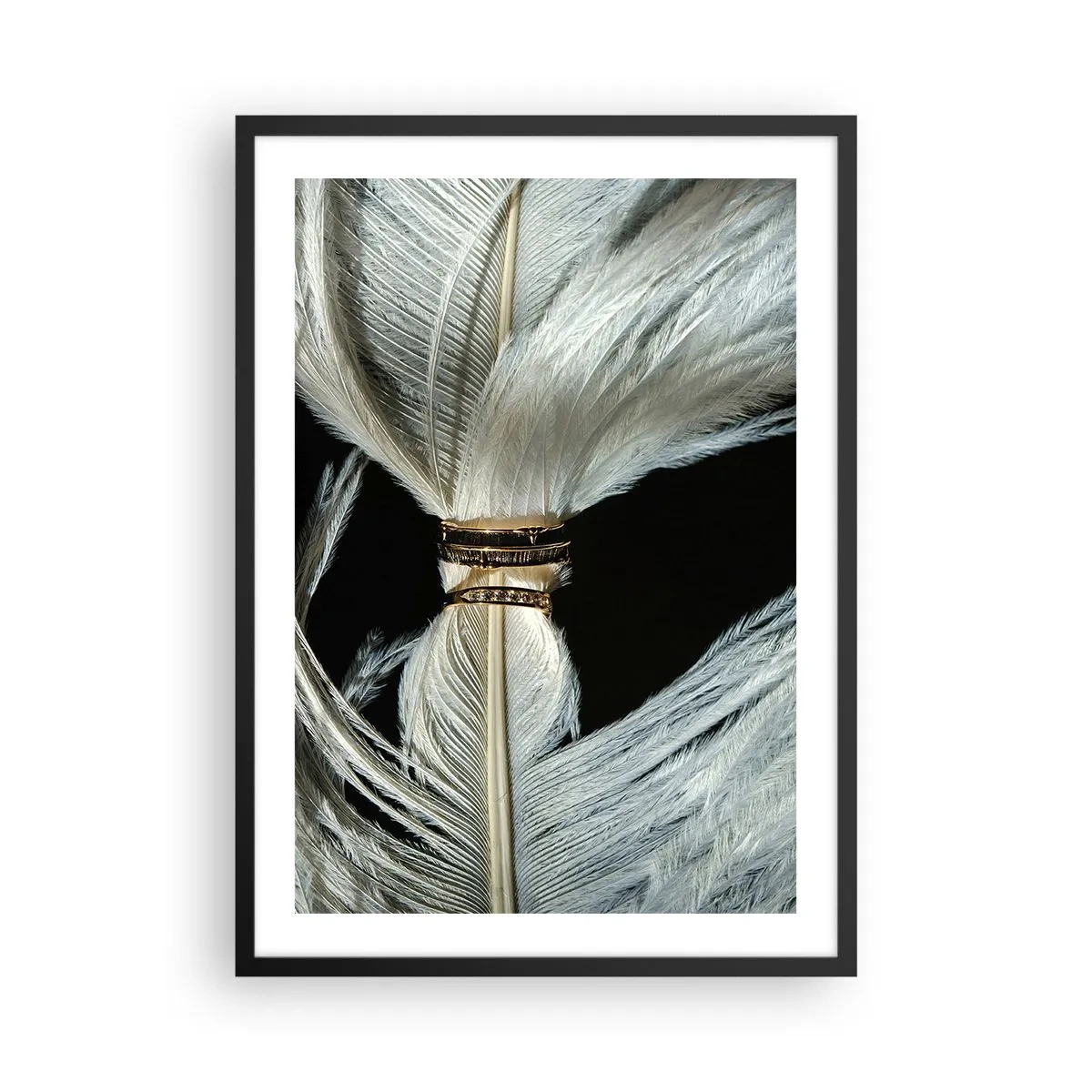 Affisch i svart ram - Närbild av vita fjädrar bundna med ett guldband - 50x70cm - ...och jag lämnar inte dig… - Modern väggdekoration för vardagsrum och sovrum ARTTOR