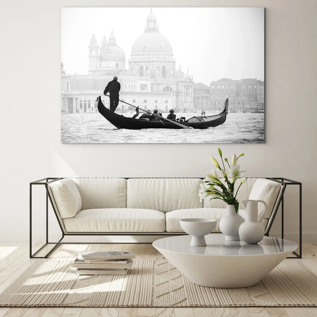 Glastavla - Bild på glas - En svartvit gondol mot Venedigs bakgrund - 70x50cm - En resa till skönhetens källa - Modern väggdekoration för vardagsrum och sovrum ARTTOR