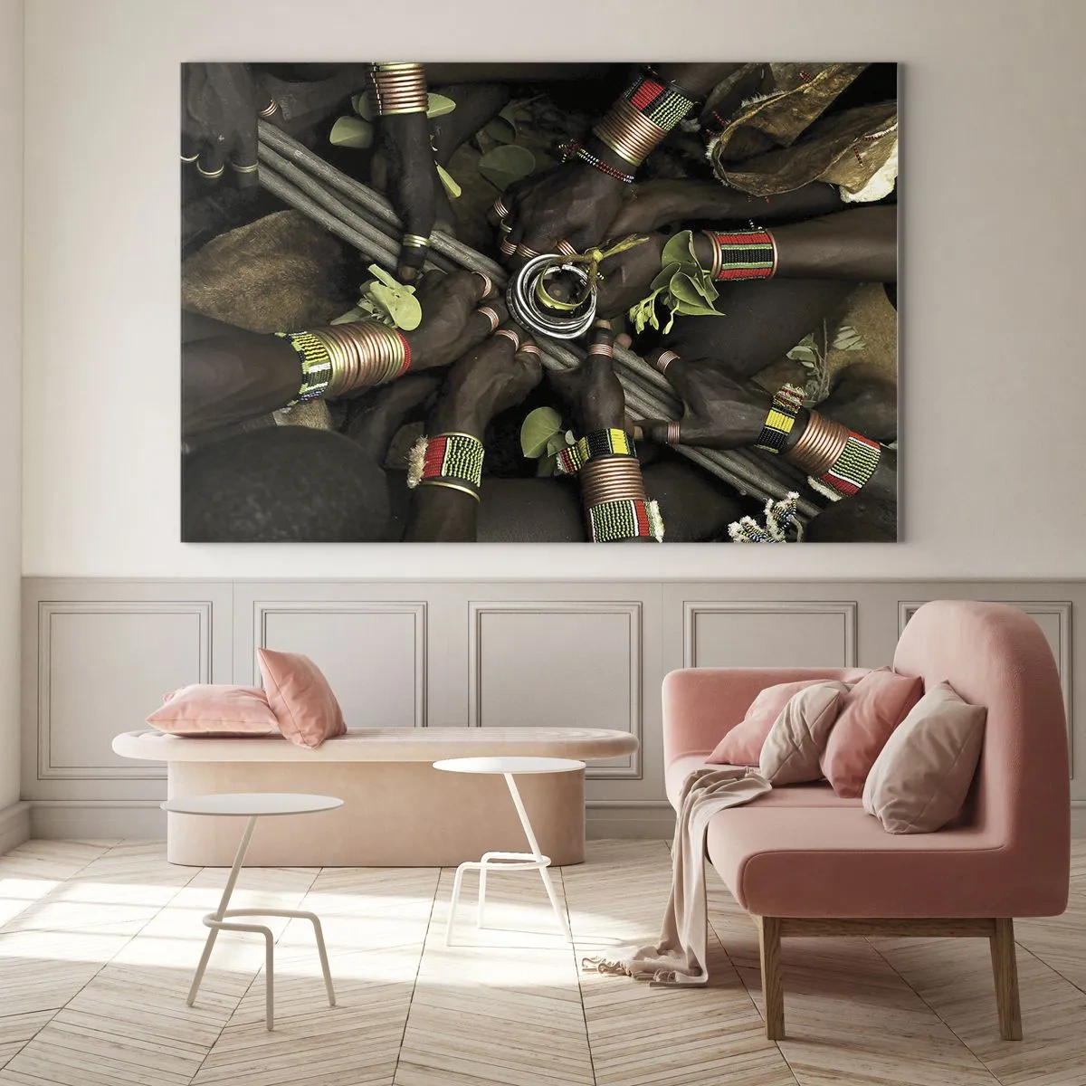 Glastavla - Bild på glas - Händer med armband som håller ett kärl i en rituell gest - 70x50cm - Vi är tillsammans - Modern väggdekoration för vardagsrum och sovrum ARTTOR
