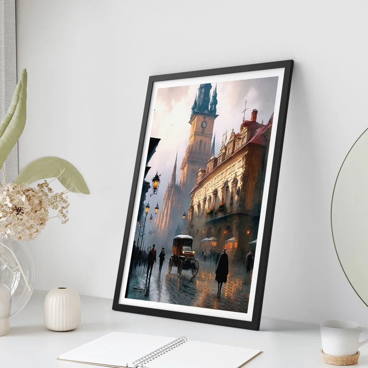 Affisch i svart ram - Historisk stad i skymningen med ett historiskt fordon - 50x70cm - Magin under en kväll i Prag - Modern väggdekoration för vardagsrum och sovrum ARTTOR