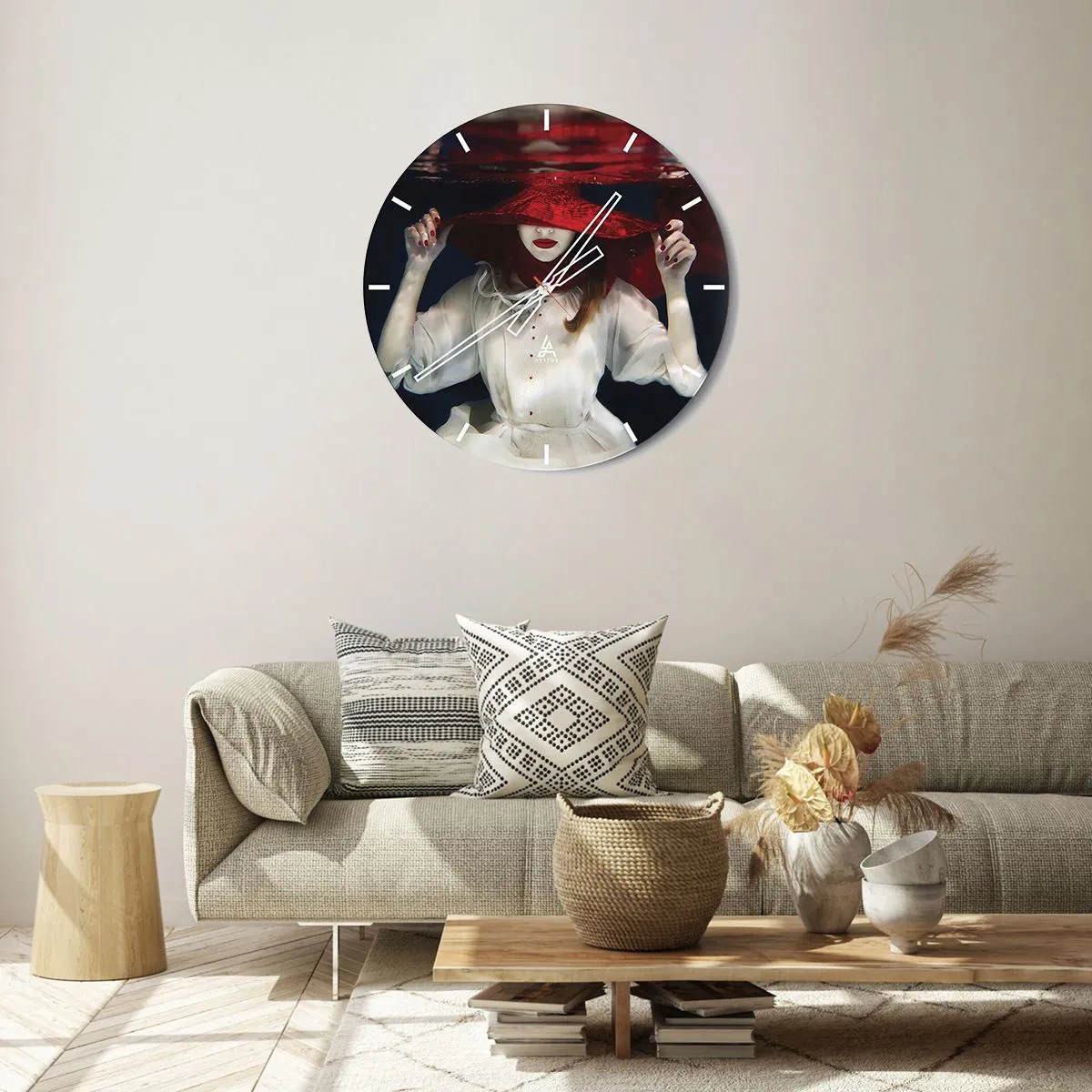 Väggklocka - Klocka på glas - En figur i en röd hatt nedsänkt under vatten - 30x30cm - Konstig fru - Modern väggdekoration för vardagsrum, kök och sovrum ARTTOR