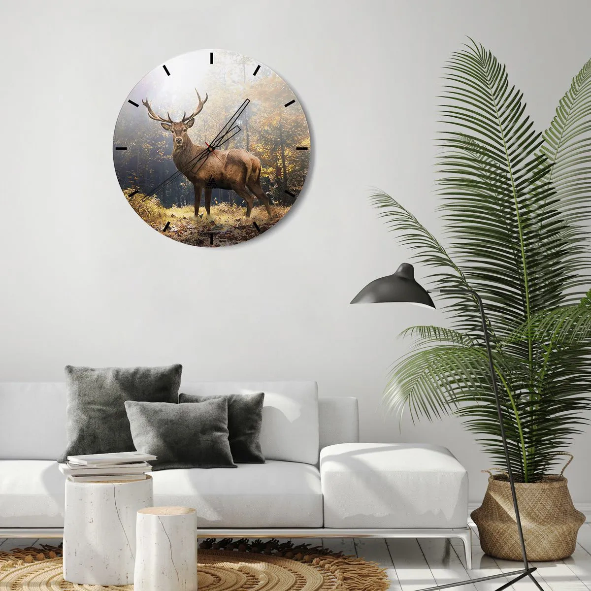 Väggklocka - Klocka på glas - En ståtlig hjort i en höstskog - 30x30cm - I fullt majestät - Modern väggdekoration för vardagsrum, kök och sovrum ARTTOR