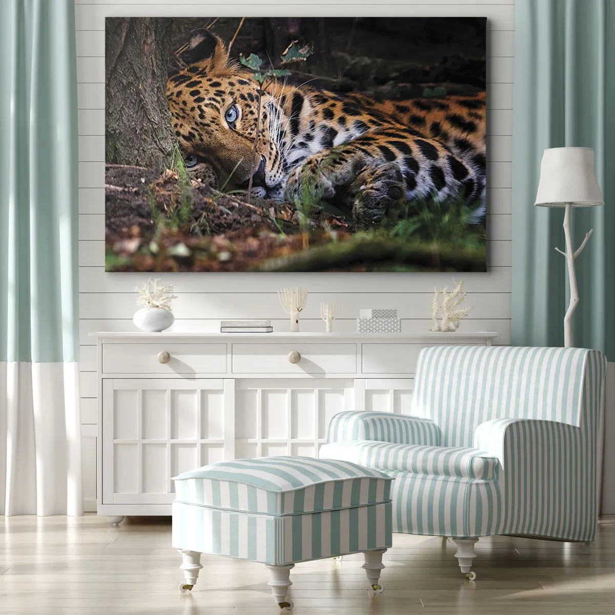Canvastavla - Bild på duk - En leopard som ligger i skuggan av träd - 70x50cm - Tro mig - Modern väggdekoration för vardagsrum och sovrum ARTTOR