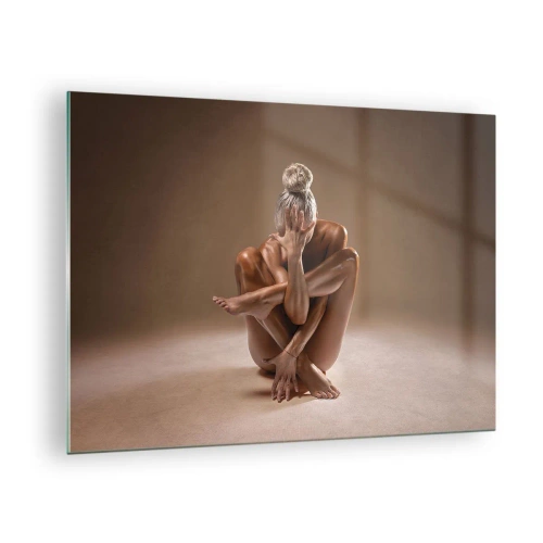 Glastavla - Bild på glas - En sensuell kvinna i en konstnärlig pose mot en skuggig bakgrund. - 70x50cm - Kroppens och själens enighet - Modern väggdekoration för vardagsrum och sovrum ARTTOR
