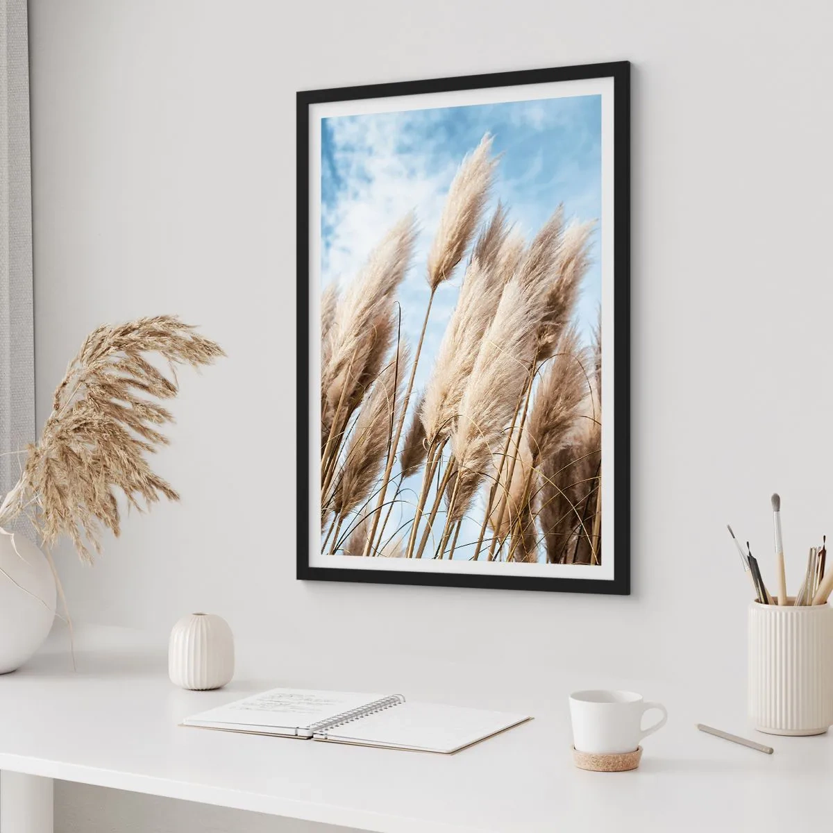 Affisch i svart ram - Pampasgräs mot himlen - 50x70cm - Solig och blåsig smekning - Modern väggdekoration för vardagsrum och sovrum ARTTOR