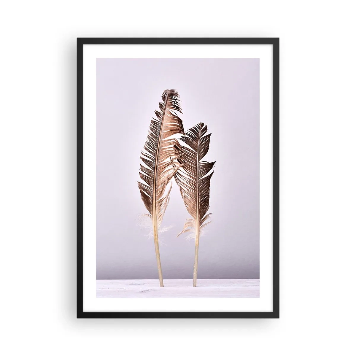 Affisch i svart ram - Två bruna fjädrar på en ljus bakgrund i minimalistisk stil - 50x70cm - Mot intet - Modern väggdekoration för vardagsrum och sovrum ARTTOR