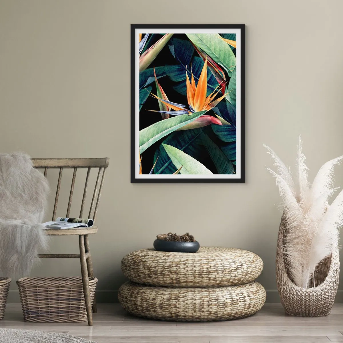 Affisch i svart ram - Exotisk strelitziablomma på en mörk bakgrund - 50x70cm - Tropikens brinnande blommor - Modern väggdekoration för vardagsrum och sovrum ARTTOR