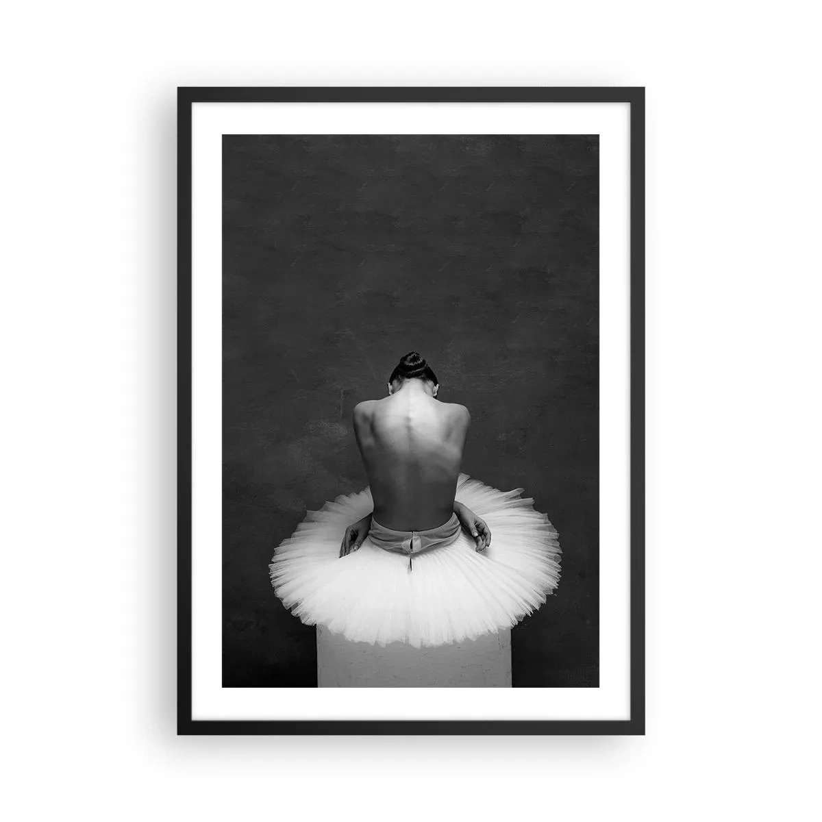 Affisch i svart ram - Svartvitt porträtt av en ballerina som sitter på en plattform - 50x70cm - Hon blommar ut - Modern väggdekoration för vardagsrum och sovrum ARTTOR