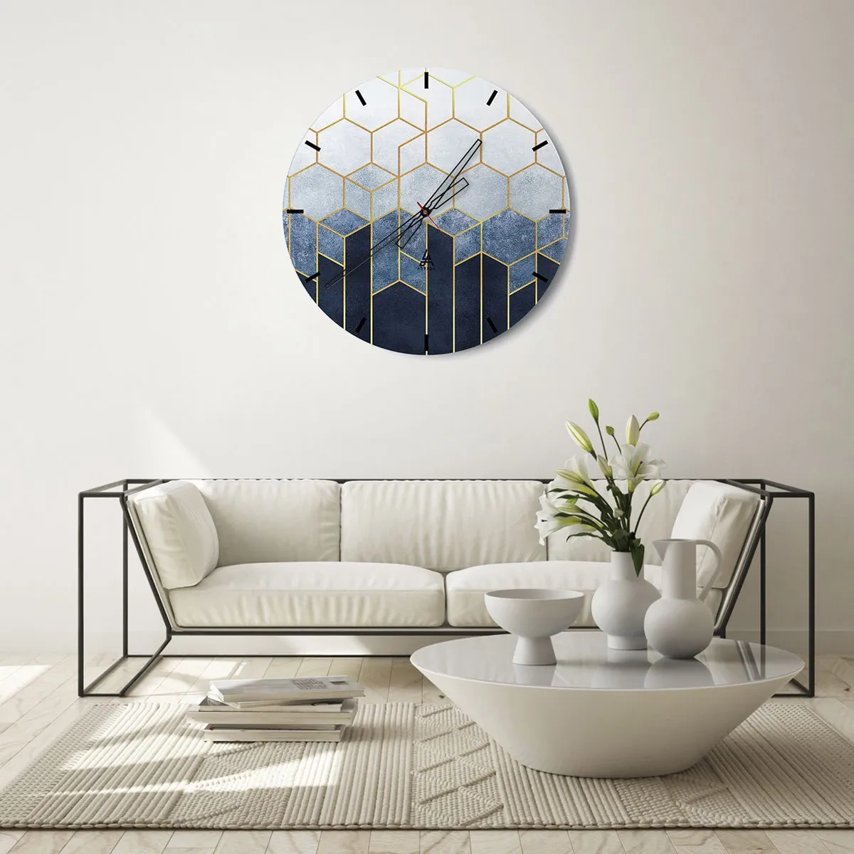 Väggklocka - Klocka på glas - Geometriskt kubmönster i nyanser av blått och guld - 30x30cm - Komposition i synkoprytm - Modern väggdekoration för vardagsrum, kök och sovrum ARTTOR
