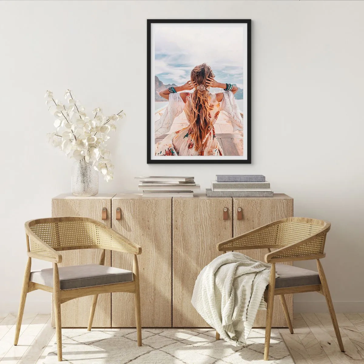 Affisch i svart ram - Kvinna i bohoklänning med utsikt över havet - 50x70cm - På väg mot lycka - Modern väggdekoration för vardagsrum och sovrum ARTTOR