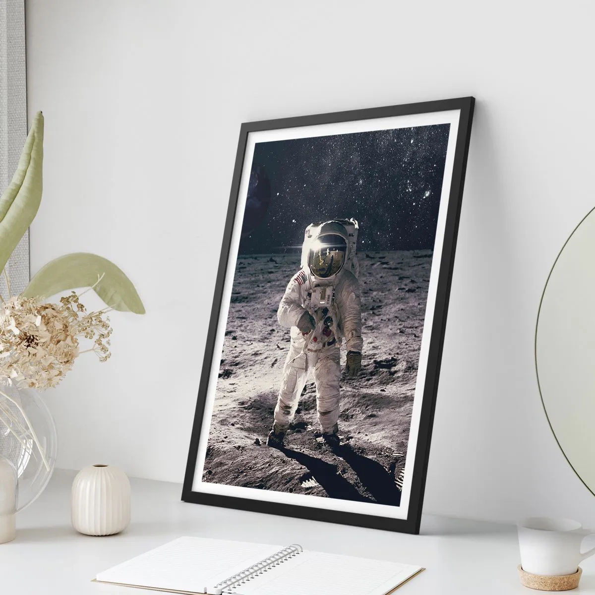 Affisch i svart ram - Astronaut på månen med utsikt över stjärnorna - 50x70cm - Hälsningar från månen - Modern väggdekoration för vardagsrum och sovrum ARTTOR
