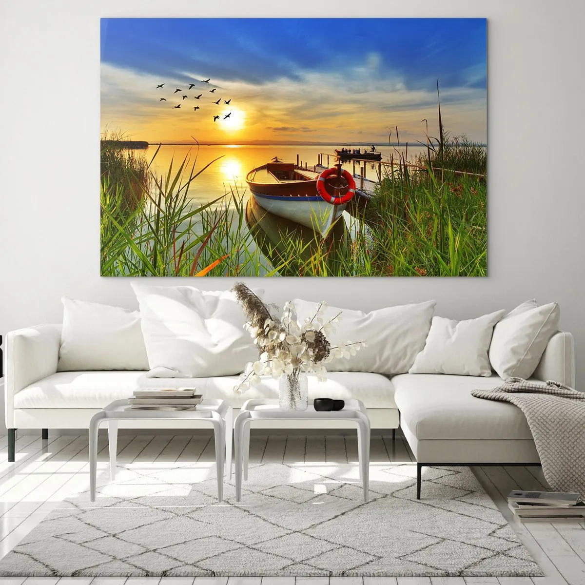 Glastavla - Bild på glas - En båt på en sjö vid solnedgången med fåglar på himlen - 70x50cm - Storskarvarna drar iväg - Modern väggdekoration för vardagsrum och sovrum ARTTOR
