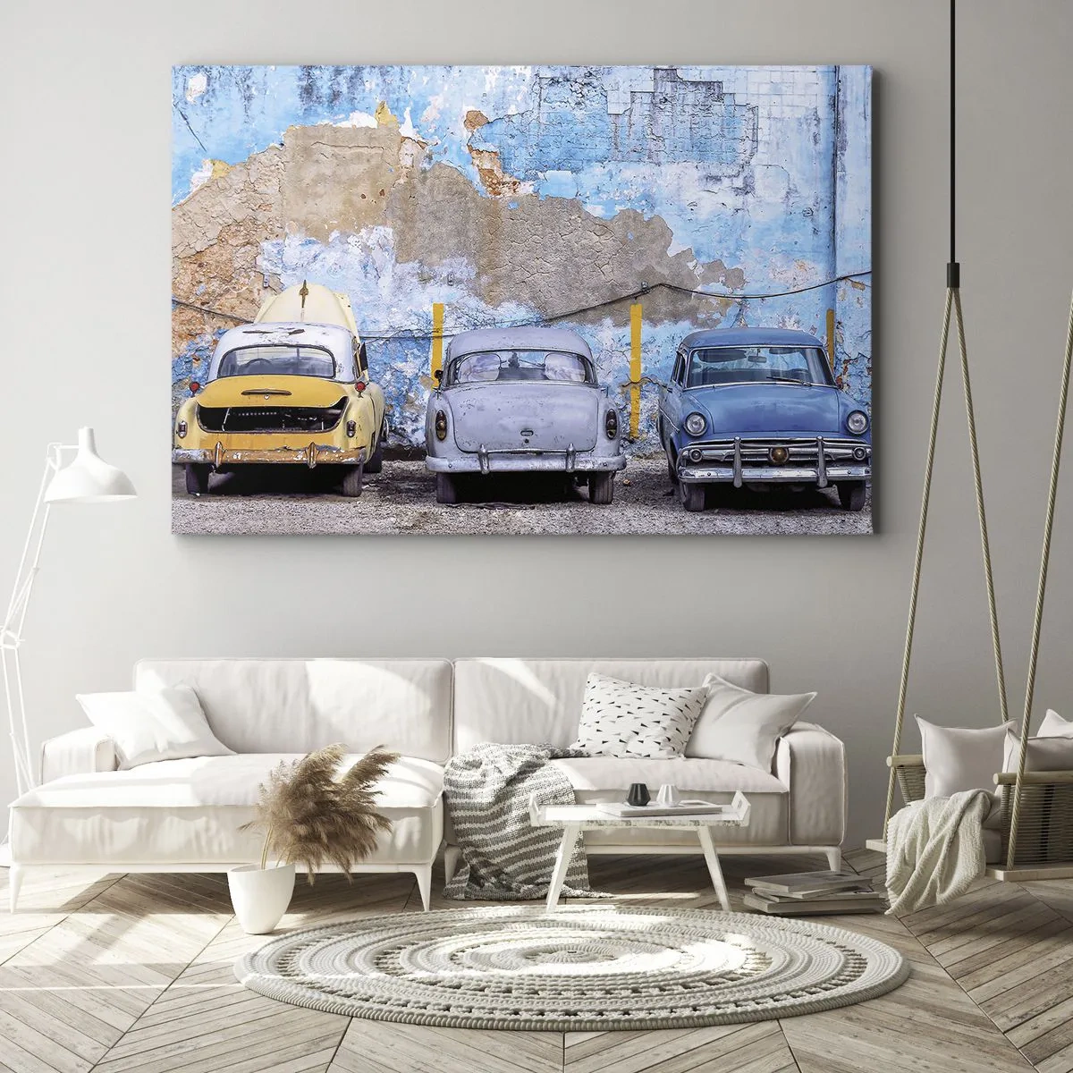 Canvastavla - Bild på duk - Gamla bilar mot bakgrund av en förstörd vägg - 70x50cm - Veteranmöte - Modern väggdekoration för vardagsrum och sovrum ARTTOR