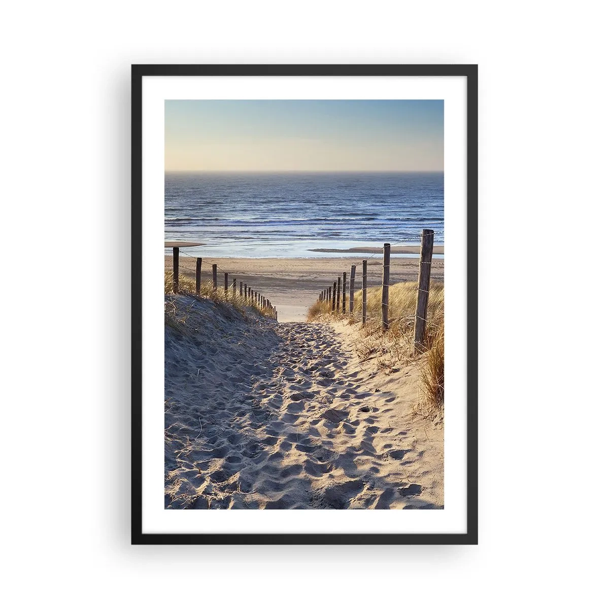 Affisch i svart ram - Stigen genom sanddynerna som leder till stranden vid solnedgången - 50x70cm - Havets brus, fågelsång, tom strand bland träden - Modern väggdekoration för vardagsrum och sovrum ARTTOR