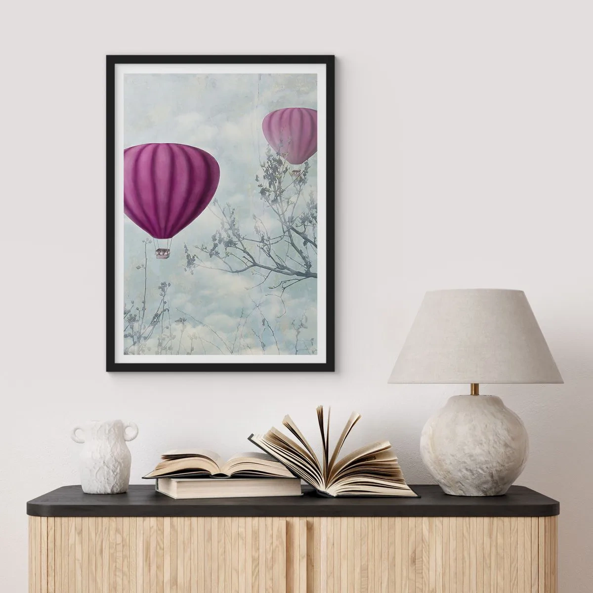 Affisch i svart ram - Lila ballonger som svävar bland trädgrenarna - 50x70cm - Som båtar på himlen - Modern väggdekoration för vardagsrum och sovrum ARTTOR