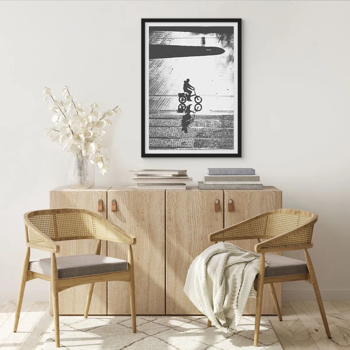 Affisch i svart ram - Silhuett av en cyklist med en reflektion i en vattenpöl i svartvitt stil - 50x70cm - Rakt fram genom staden - Modern väggdekoration för vardagsrum och sovrum ARTTOR