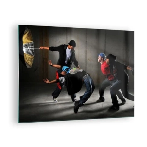 Glastavla - Bild på glas - En grupp dansare i en dynamisk pose mot en industriell bakgrund. - 70x50cm - Dansar med gatuvinden - Modern väggdekoration för vardagsrum och sovrum ARTTOR