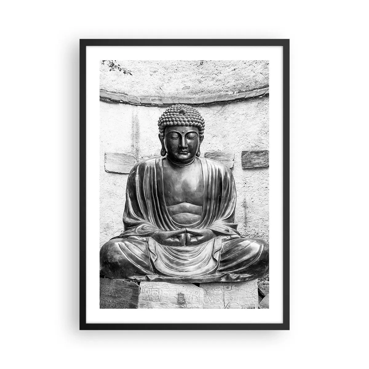 Affisch i svart ram - En skulptur av Buddha i meditativ position i monokromatiska toner - 50x70cm - Hos lugnets källor - Modern väggdekoration för vardagsrum och sovrum ARTTOR