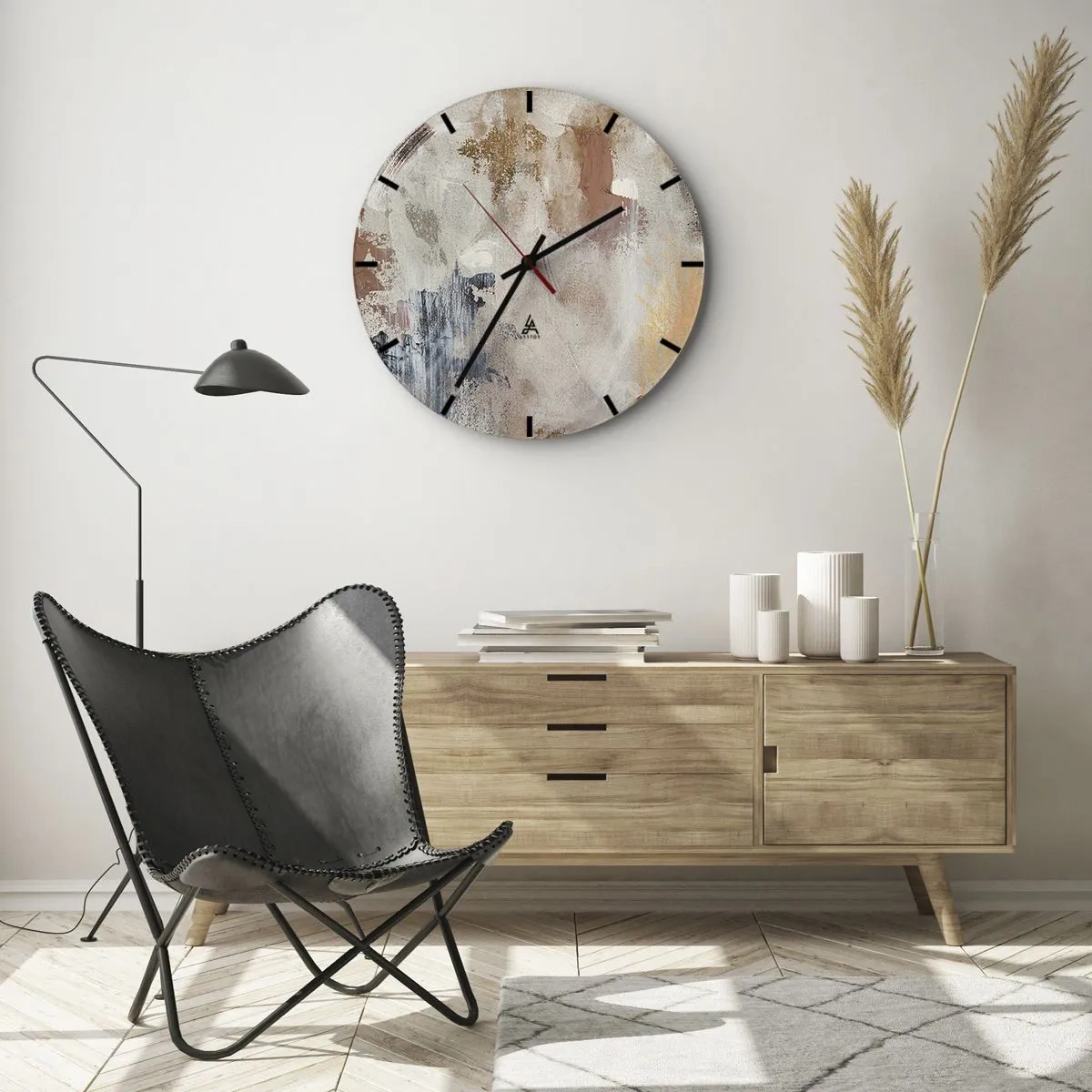 Väggklocka - Klocka på glas - Beige och brun abstraktion med fina penseldrag - 30x30cm - Dimmig abstraktion - Modern väggdekoration för vardagsrum, kök och sovrum ARTTOR