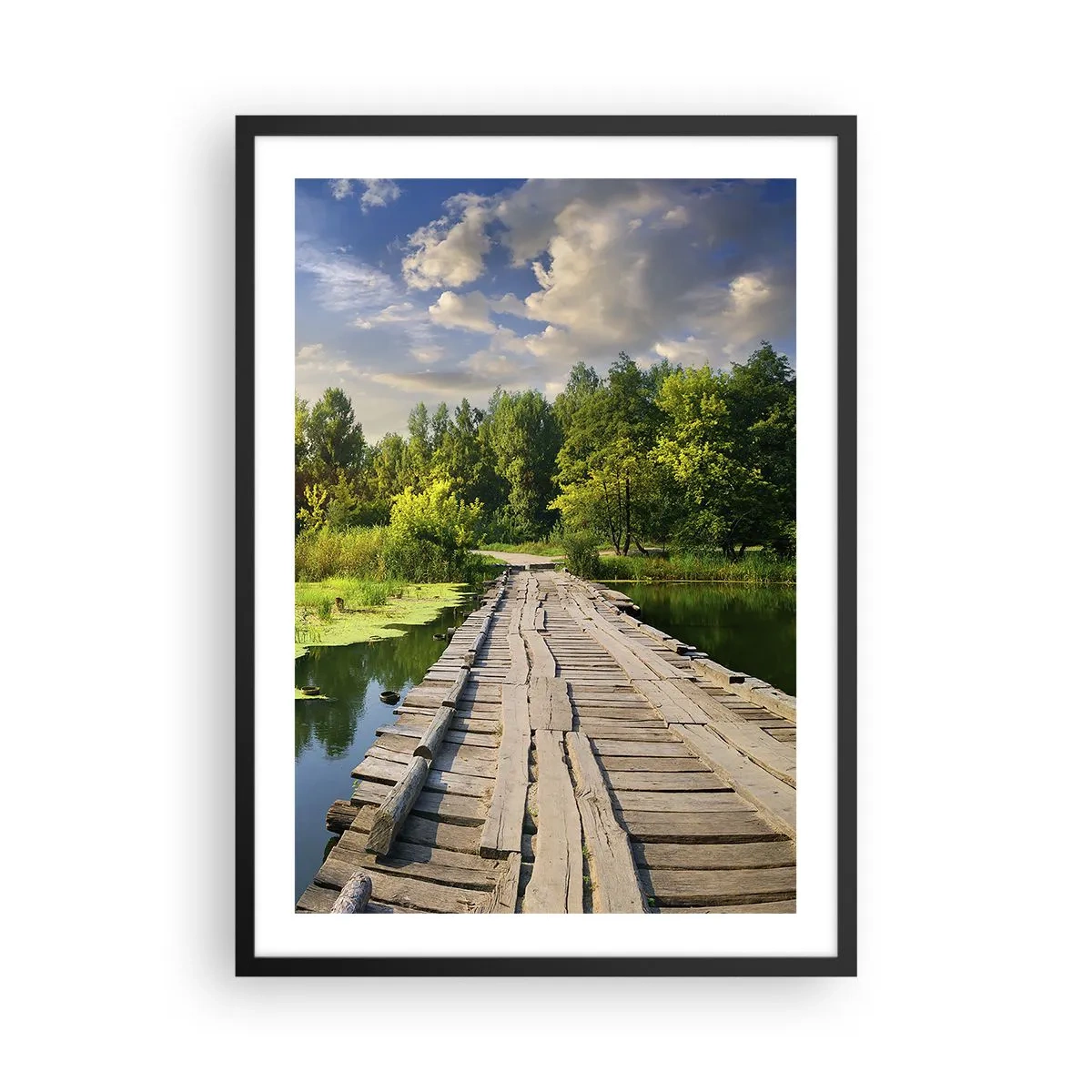 Affisch i svart ram - En träbro över en flod omgiven av grönska - 50x70cm - Sommar, sommar överallt - Modern väggdekoration för vardagsrum och sovrum ARTTOR