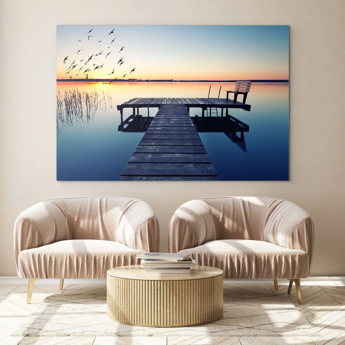 Glastavla - Bild på glas - En pir vid sjön med utsikt över solnedgången och fåglar i flykt - 70x50cm - Det var en bra dag - Modern väggdekoration för vardagsrum och sovrum ARTTOR