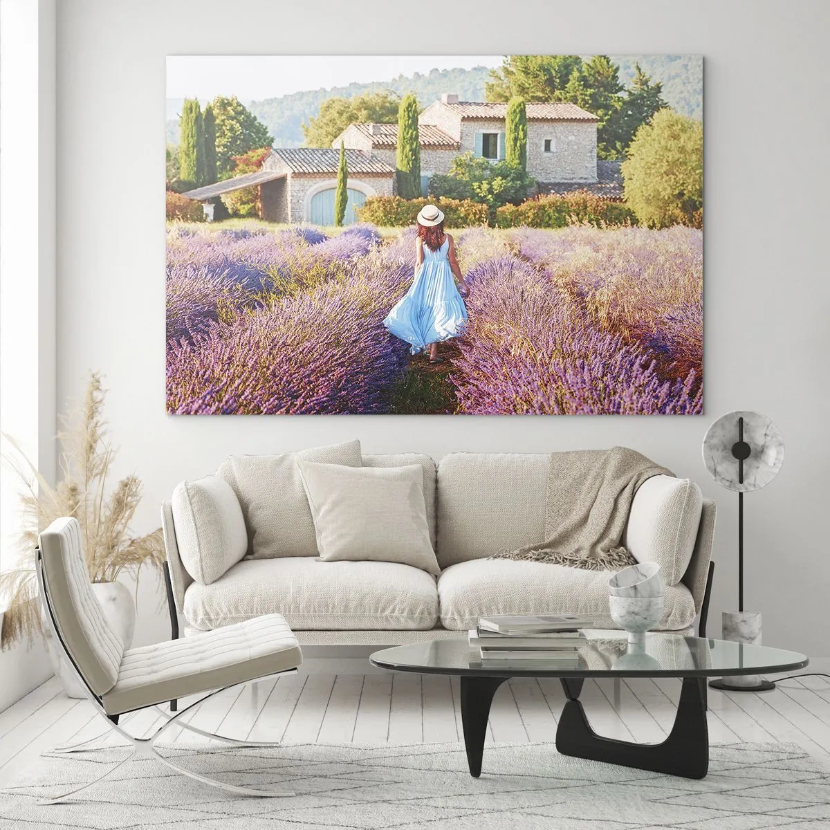 Glastavla - Bild på glas - En kvinna i klänning som går genom ett lavendelfält - 70x50cm - Lavendelflicka - Modern väggdekoration för vardagsrum och sovrum ARTTOR