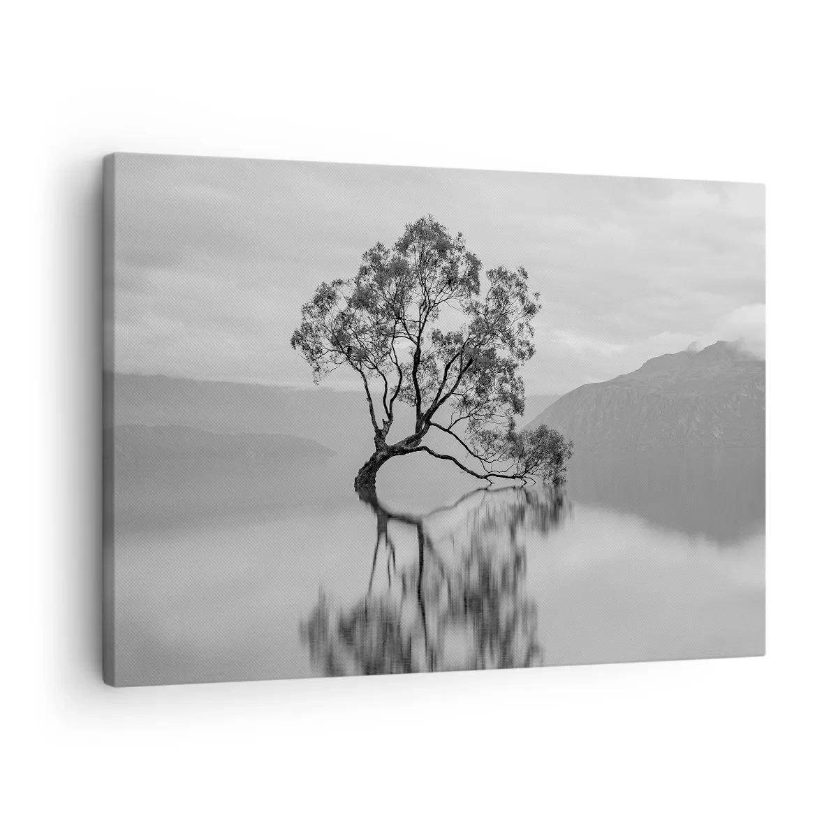 Canvastavla - Bild på duk - Ett ensamt träd som speglas i vattnet med berg i bakgrunden - 70x50cm - Det finns ett land - Modern väggdekoration för vardagsrum och sovrum ARTTOR