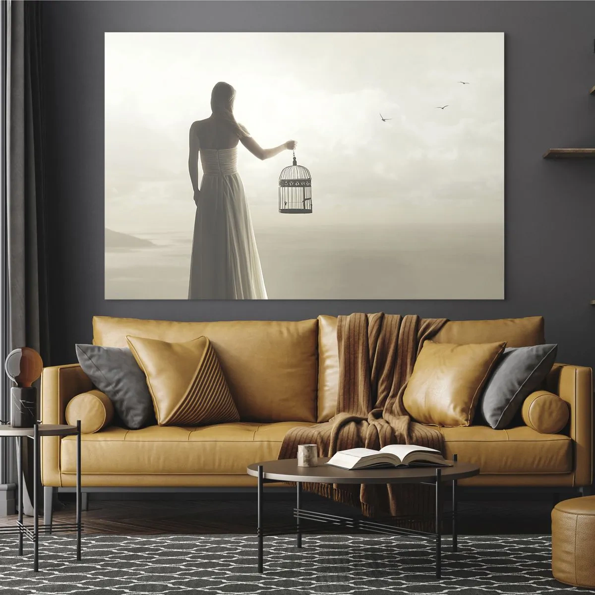 Glastavla - Bild på glas - En kvinna med en bur som tittar på fåglar som flyger bort mot himlen - 70x50cm - Var fri - Modern väggdekoration för vardagsrum och sovrum ARTTOR
