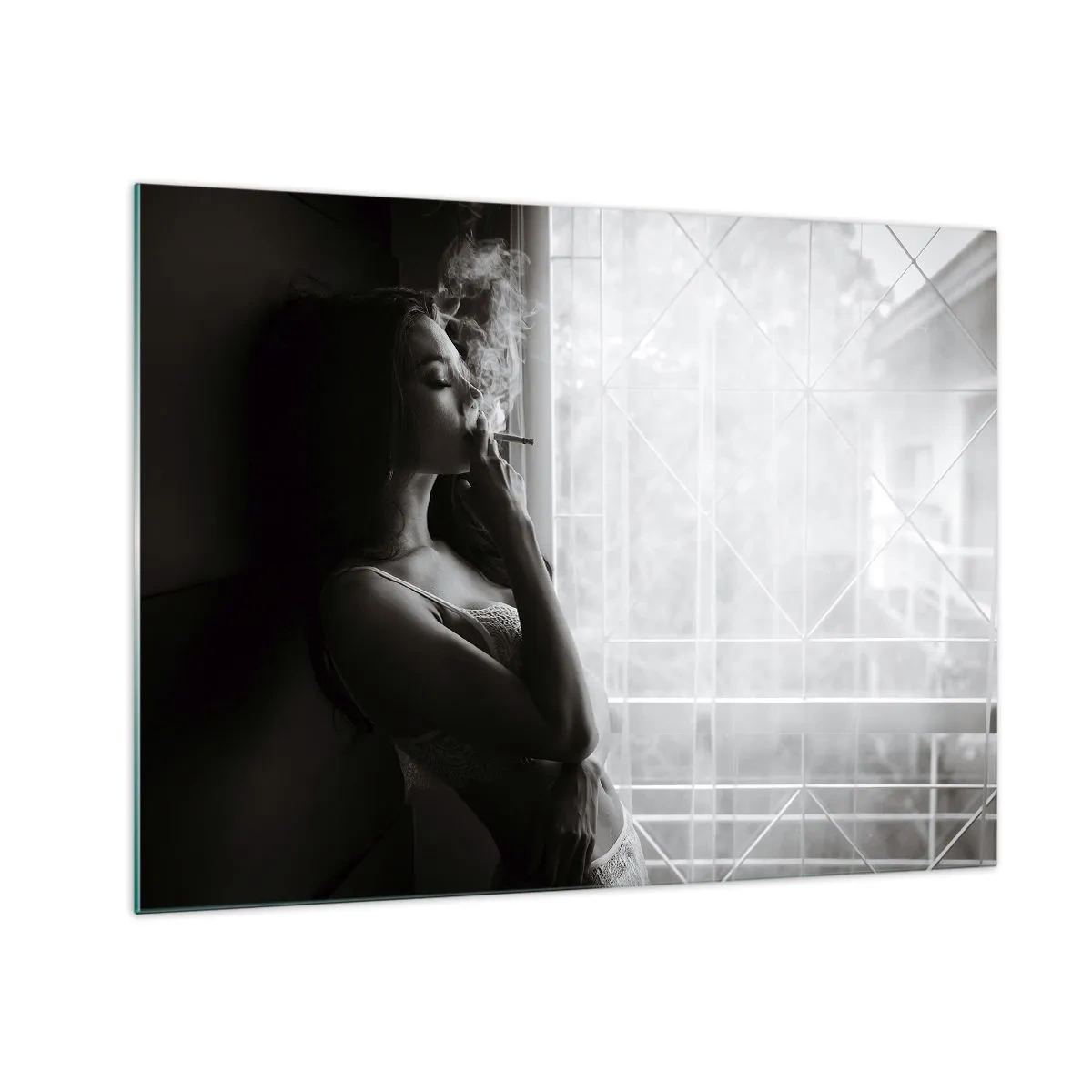 Glastavla - Bild på glas - Kvinna som röker vid fönstret i svartvitt - 70x50cm - Ett sensuellt ögonblick - Modern väggdekoration för vardagsrum och sovrum ARTTOR